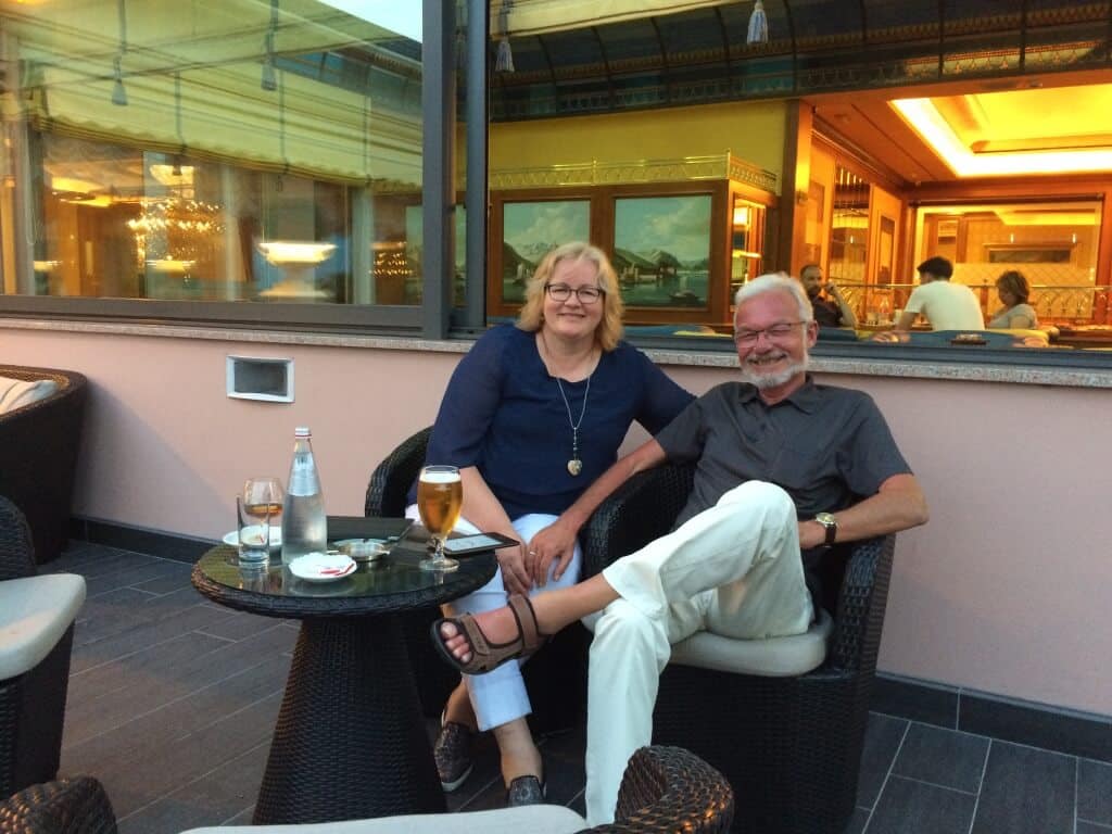 Paar entspannt bei Sonnenuntergang auf Terrasse