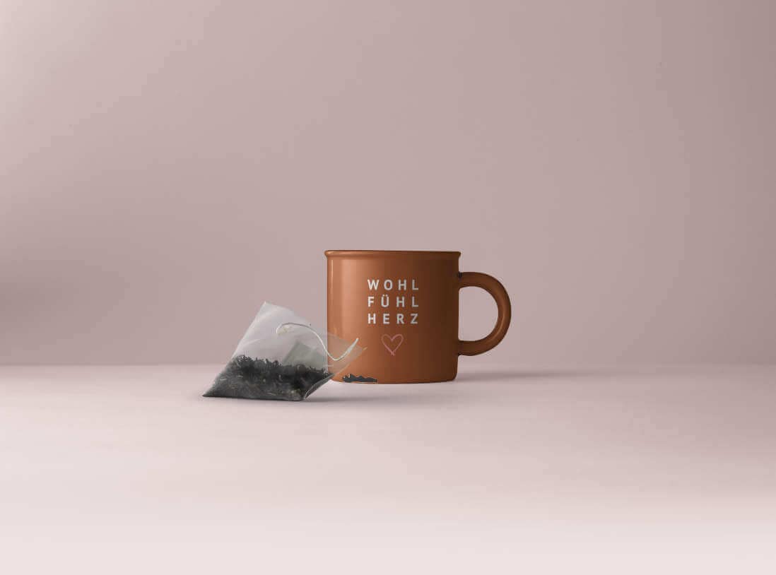 Tasse mit Teebeutel auf hellem Hintergrund