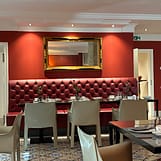 img 2025 05 17 154949 Eleganter Frühstücksraum mit roten Wänden und Spiegel