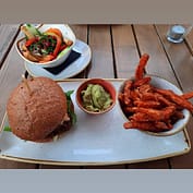 img_2495.jpg Veggie-Burger mit Süßkartoffel-Pommes und Gemüse