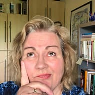 Denkerpose Birgit Nora Schäfer-porträt in denkerpose