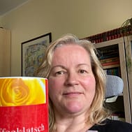 img 5314.jpg Frau hält eine Kaffeetasse mit Blumendesign