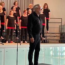img 4776.jpg Dirigent mit Chor auf der Bühne