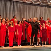 img 4782.jpg Chor in Rot beim Auftritt mit Dirigent