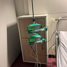 img_6100.jpg Infusionspumpen im Krankenhauszimmer neben Bett