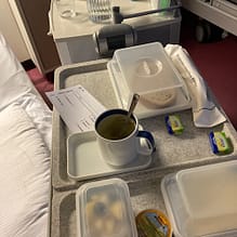 img_6101.jpg Essenstablett im Krankenhaus mit Tee und geschlossenen Behältern