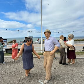 img 2025 05 17 152149 Alltagsmenschen "Dancing on the Beach"- Betonstatuen an der Strandpromenade von Wennigstedt / Sylt