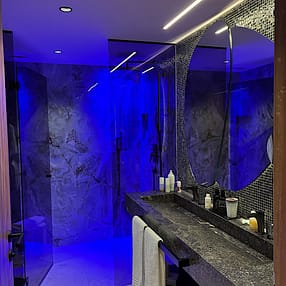 img 2025 09 13 145531 Modernes Badezimmer mit blauer Beleuchtung