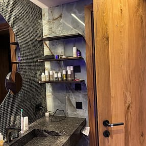 img 2025 09 13 145618 Modernes Badezimmer mit Spiegel und Regalen