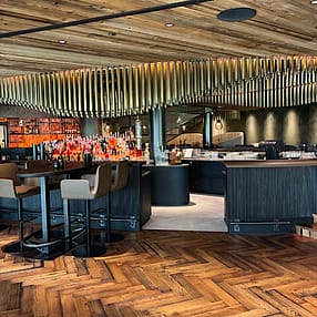 img 2025 09 13 145938 Moderne Bar mit stilvollem Interieur und Holzdesign.