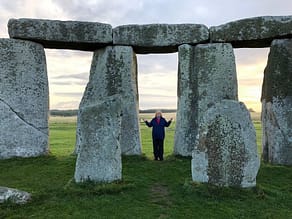 50419942 4a0c 4d65 a9c0 2ad8e04253c7 1 105 c Person steht zwischen den Steinen von Stonehenge
