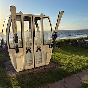 Gondel mit Skiern am Meer bei Sonnenuntergang