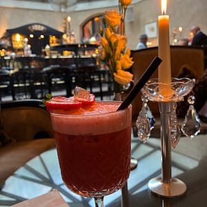 Cocktail mit Erdbeere in eleganter Bar