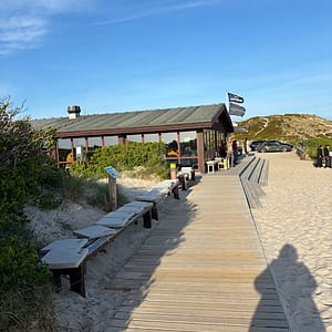 Sansibar / Sylt - Restaurant mit Holzsteg und Sansibar-Fahne