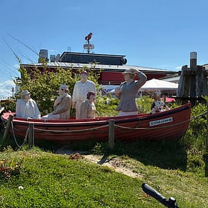 Alltagsmenschen - Statuen in einem Fischerboot vor Gosch bei List / Sylt