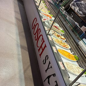 Gosch in List / Sylt - Theke mit verschiedenen Meeresfrüchten