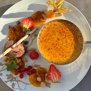 Crème brûlée mit frischen Früchten, Schokoladeneis und Schokostange