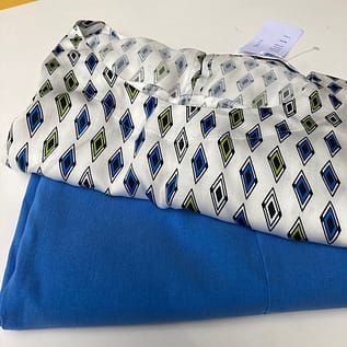 img_2328.jpg Bunte Stoffe mit geometrischem Muster und Etikett