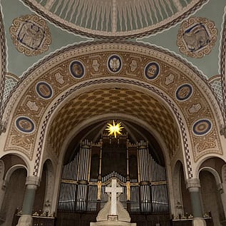 img_3083.jpg Kirchenaltar mit beleuchtetem Stern und Gewölbedecke