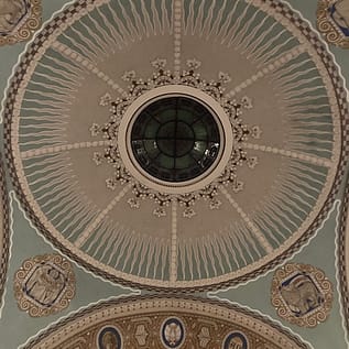 img_3084.jpg Verzierte Kuppeldecke mit zentralem Glasfenster