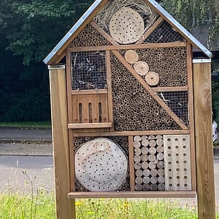 img_2321.jpg Holz-Insektenhotel an Straßenrand