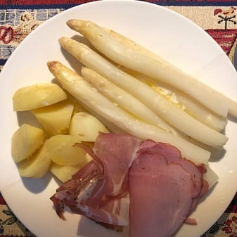 Spargel - am liebsten klassisch mit Kartoffeln, Schinkenauswahl und Butter Spargel - ganz klassisch mit Kartoffeln, Schinkenauswahl und Butter