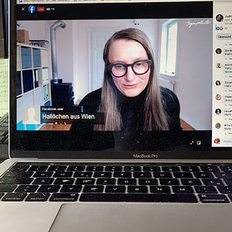 img_2167.jpg Frau bei Online-Videokonferenz auf Laptop
