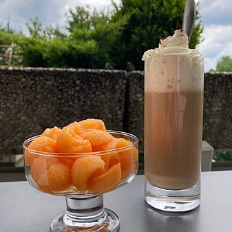 img_2170.jpg Melone-Sorbet und Eiskaffee im Freien