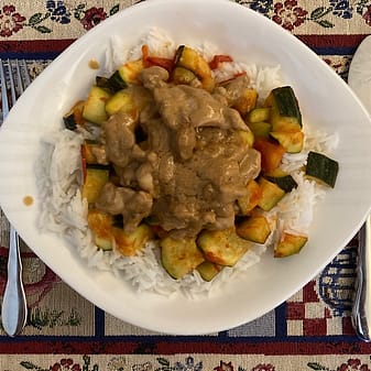 img_2186.jpg Currygericht mit Reis und Gemüse auf weißem Teller