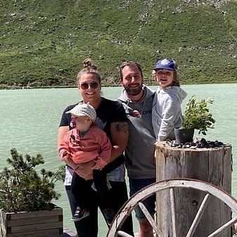 img 5227.jpg Familie am türkisen See mit Bergen im Hintergrund