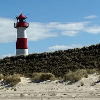img 2025 05 17 134927 Leuchtturm auf Dünen auf dem Ellenbogen von List / Sylt unter blauem Himmel