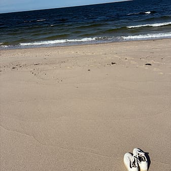 img 2025 05 17 150917 Weiße Schuhe am sonnigen Sandstrand am nördlichsten Punkt Deutschlands auf dem Ellenbogen bei List / Sylt
