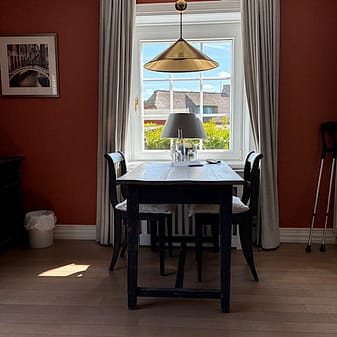 img 2025 05 17 152041 Stilvolles Esszimmer mit Tisch und Fensterblick