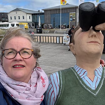 img 2025 05 17 152252 Birgit Nora Schäfer macht ein Selfie mit Fernrohr-Statue