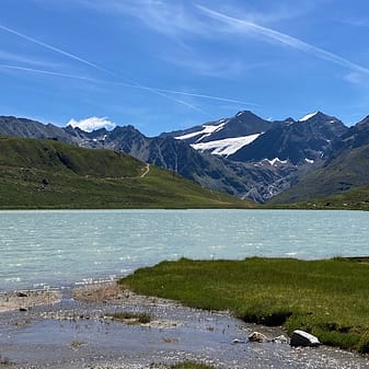 img 5213.jpg Bergsee mit schneebedeckten Gipfeln unter blauem Himmel