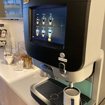 img_6103.jpg Moderne Kaffeemaschine in einer Küche