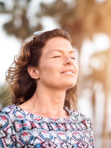 birgit-nora-schaefer-persoenlichkeitsentwicklung-frauenportrait-gesicht-zur-sonne-mit geschlossenen-augen-1000x1330 Portrait einer Frau, die ihr Gesicht genussvoll lächelnd und mit geschlossenen Augen zur Sonne gerichtet
