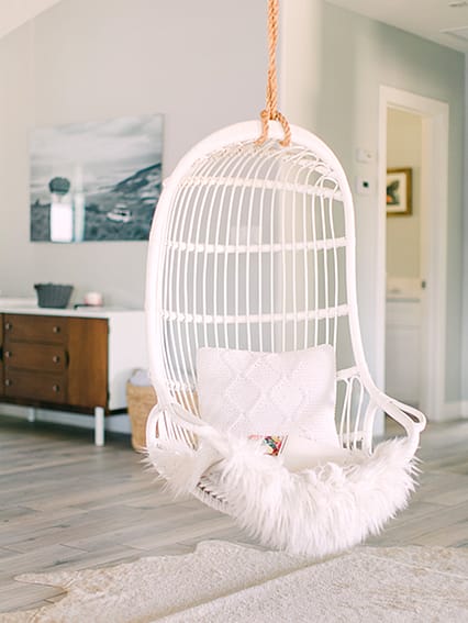 Hängesessel in modernem Wohnzimmer