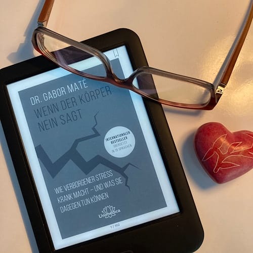 img_2161.jpg E-Reader mit Buch und Brille auf Tisch