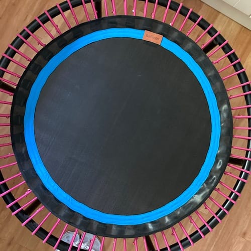 img_2162.jpg Kleines Trampolin mit blauem Rand