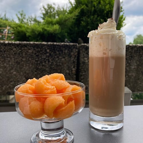 Melone-Sorbet und Eiskaffee im Freien