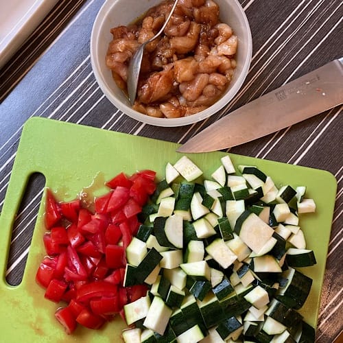 Gehackte Tomaten und Zucchini, mariniertes Hähnchen
