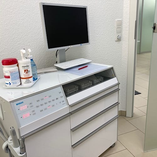 img_2324.jpg Kopierer mit Bildschirm und Desinfektionsmittel in Büro