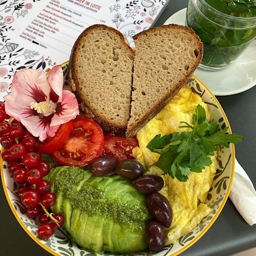 img_2326.jpg Farbenfrohes Frühstücksteller mit Eiern, Avocado und Beeren