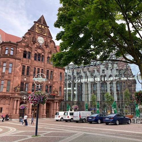 img_2329.jpg Historisches Gebäude neben modernem Glashaus