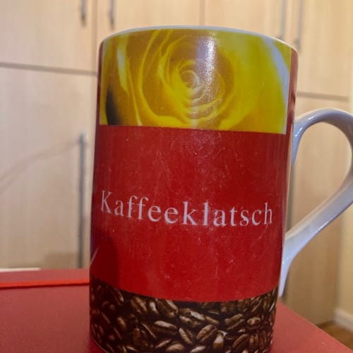 Bunte Kaffeetasse mit Schriftzug 'Kaffeeklatsch'