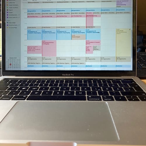 img_2640.jpg Laptop zeigt farbigen Kalender auf Bildschirm