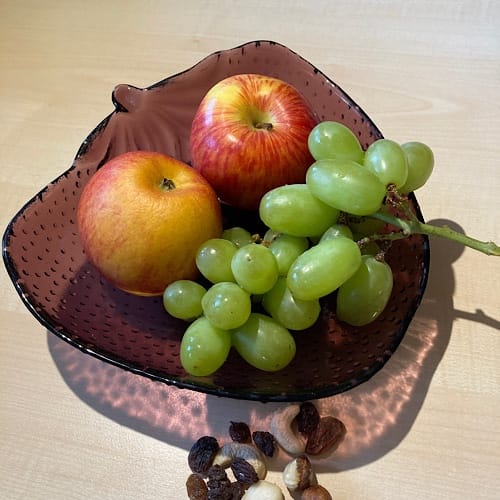 img_2641.jpg Äpfel und Trauben auf einem braunen Teller