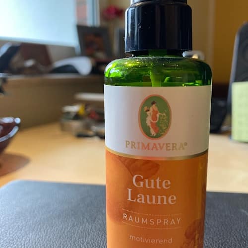 img_2643.jpg Primavera Raumspray Flasche auf Tisch