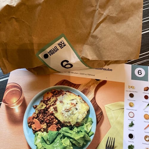 img_2644.jpg HelloFresh Mahlzeit mit Rezeptanleitung auf Tisch